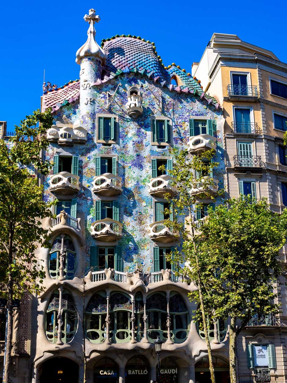 Das »Casa Batlló« ist ein eigenwilliges und verspieltes Wohn- und Geschäftsgebäude in Barcelona, welches der Architekt Antoni Gaudí entworfen hat. 