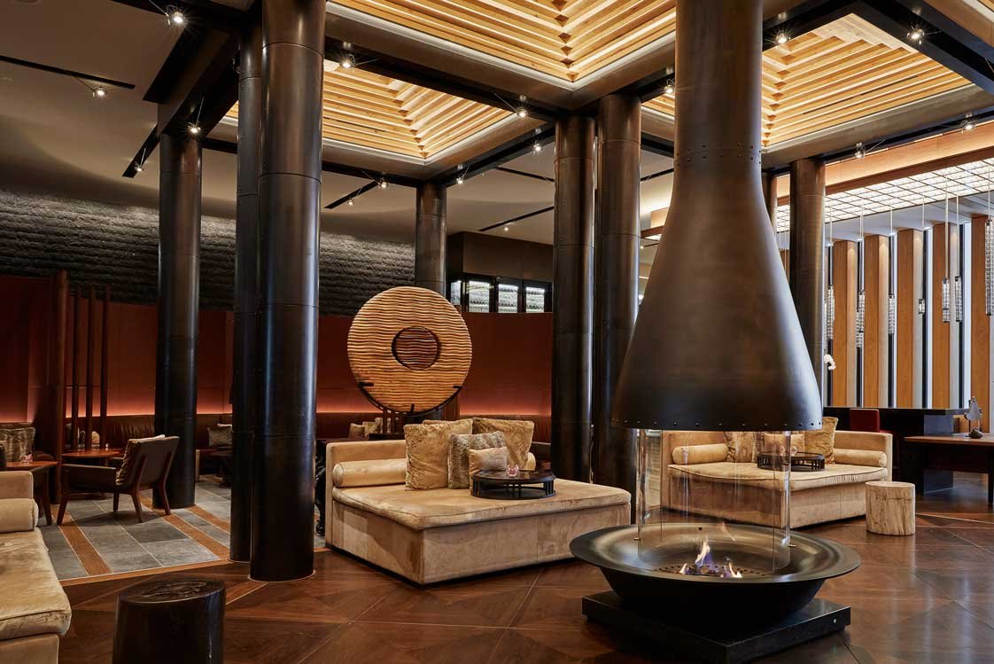 Entspannt luxuriös Die Lobby des »The Chedi Andermatt« sorgt dank natürlichen Materialien und warmen Farbtönen für ein modernes Ambiente.