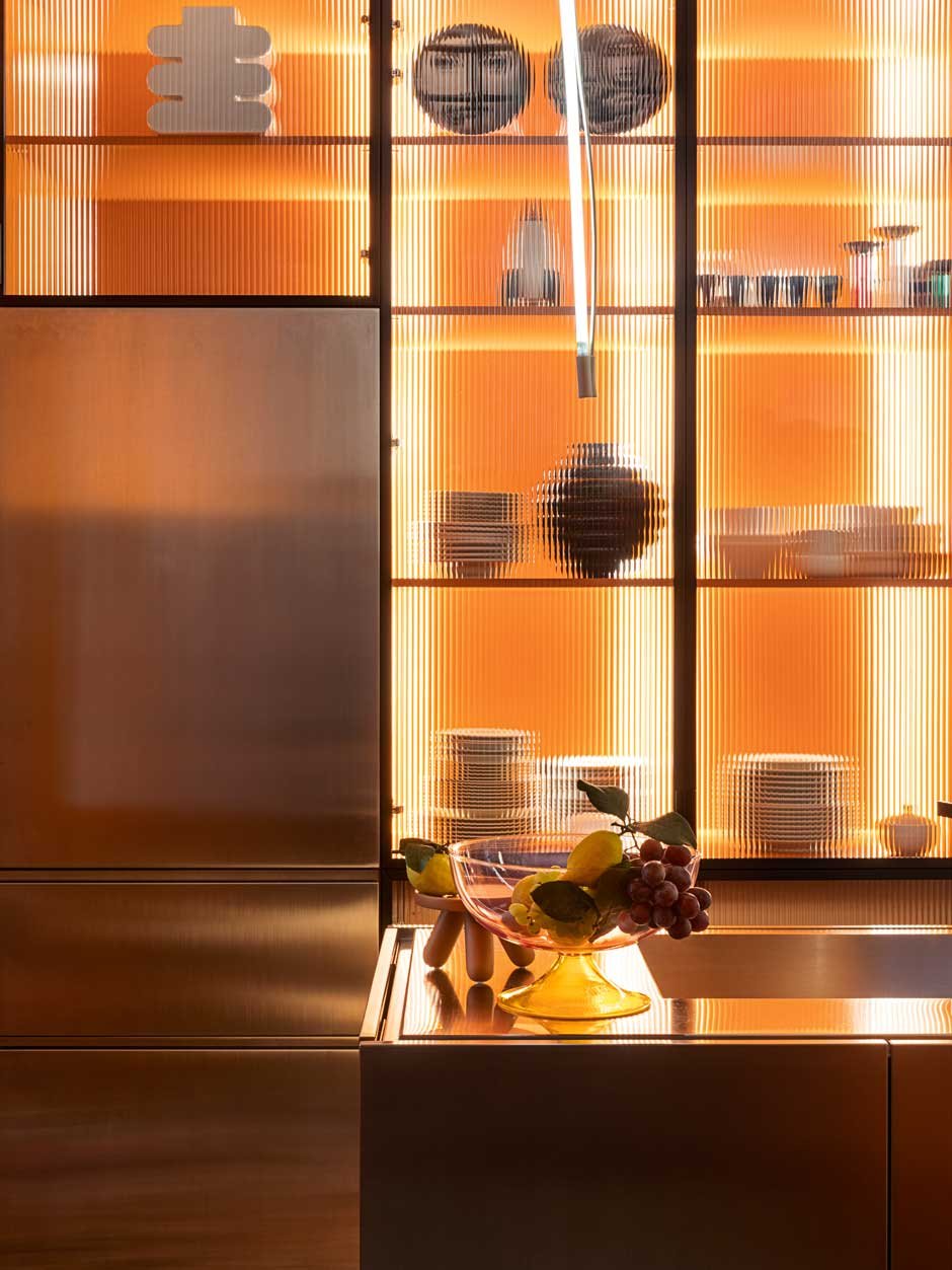 Erleuchtung Das durch das Riffelglas einfallende Licht verleiht der Küche in Kombination mit der Neonbeleuchtung der Deckenlampe eine ganz exquisite Stimmung.