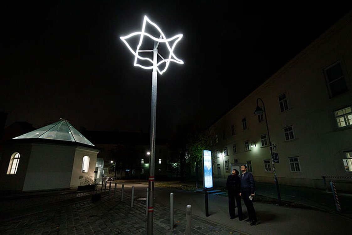 Das Projekt »Lichtzeichen« erinnert an ehemalige Synagogen und Tempel jüdischer Glaubensgemeinschaften in ganz Wien. Die Straßenlaternen sind Mahnmal und Beleuchtung. 