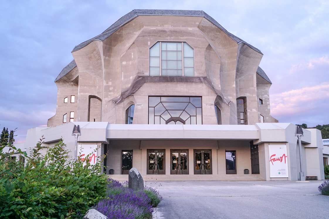  Rudolf Steiner ist vor allem als Begründer der Anthroposophie bekannt. Dieses monumentale Tagungs- und Kongressgebäude hört auf den Namen »Goetheanum« und besticht durch seine Bausweise aus Sichtbeton, die nahezu ohne rechte Winkel auskommt.