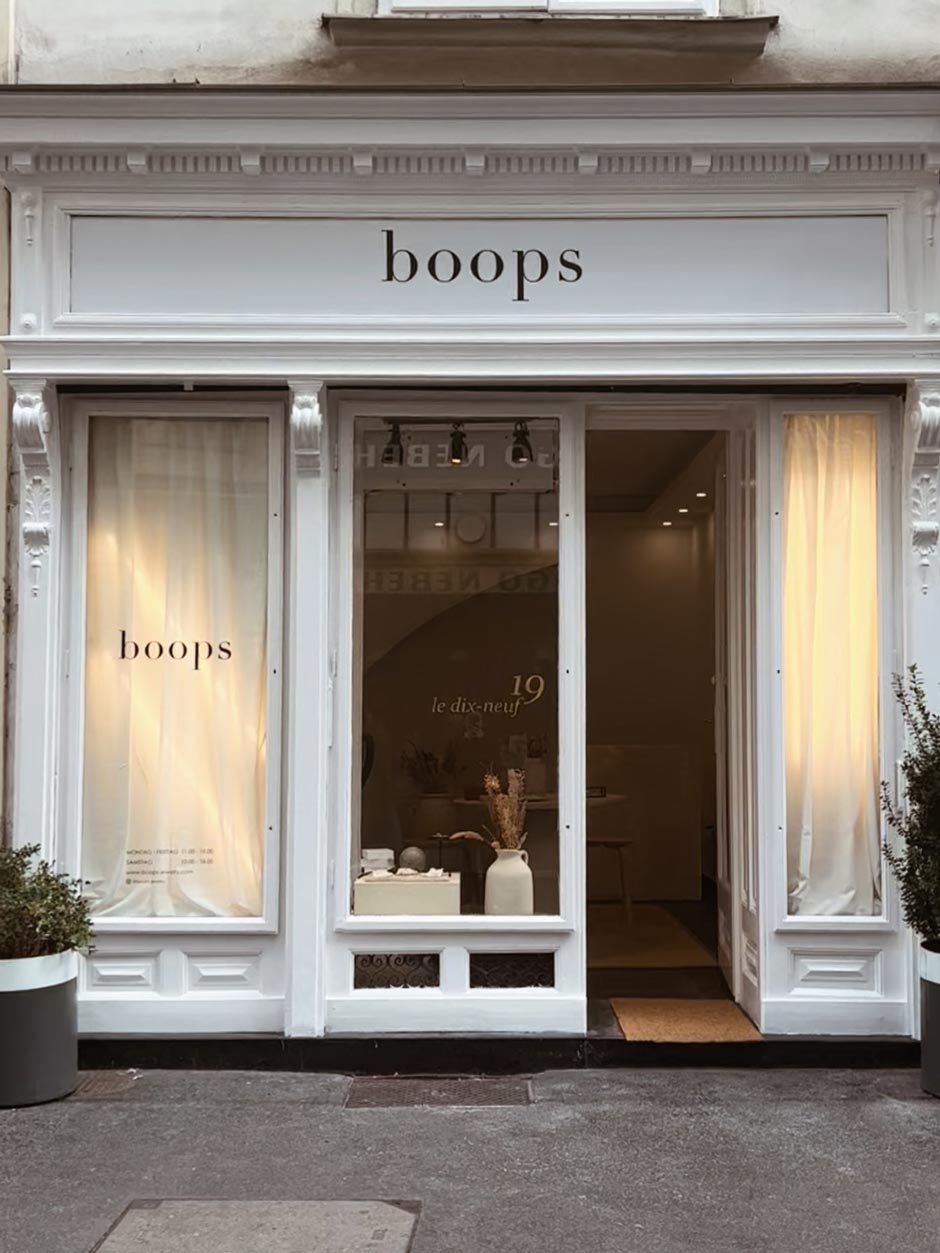 Echte Preziosen Boops ist die Abkürzung für »Basic Hoops«. Das Label bietet im neuen Pop-up-Store moderne Stücke wie Hoops, aber auch zeitlose Kreationen aus 100 Prozent reinem Echtgold an. »Schmuck ist als Geschenk immer eine gute Idee«, findet die Designerin. boops-jewelry.com