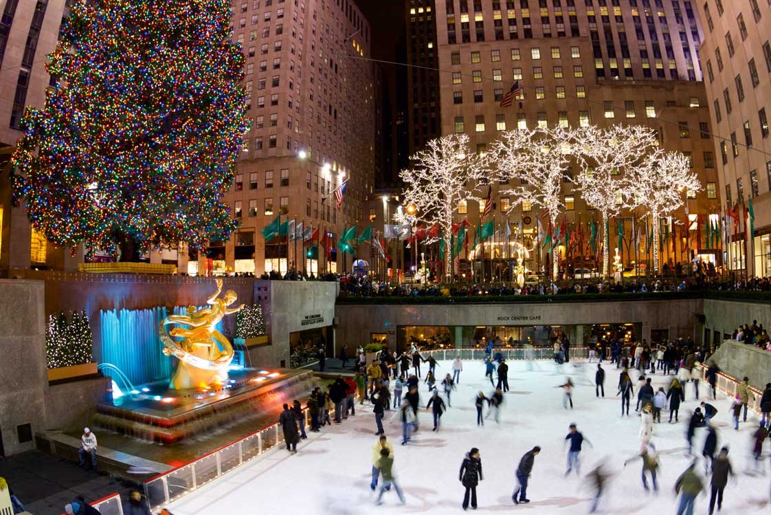 Magic City New York hat zu Weihnachten so viel zu bieten wie sonst kaum eine Stadt. Kennt man aus Hollywood-Filmen und gehört zum Pflichtbesuch: die berühmteste Weihnachtstanne der Welt direkt beim Rockefeller Center, wo sich auch eine der besten Aussichtsplattformen der Stadt befindet.