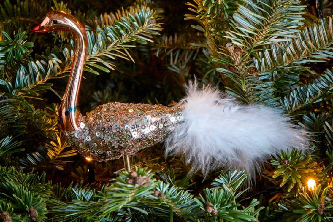 Weihnachtsente ist ein klassisches Festessen, in Amerika ist es der Truthahn. Am Baum hängt hingegen in diesem Jahr ein glitzernder Pfau!