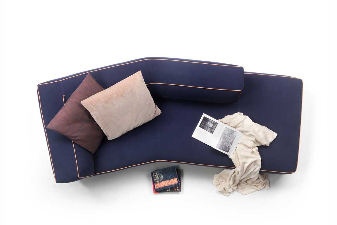 Lässig anecken. Mit dem Sofasystem »Perry« hat Antonio Citterio eine Couchlandschaft entwickelt, die für sich alleine steht, aber auch jederzeit modular erweiterbar ist. flexform.it