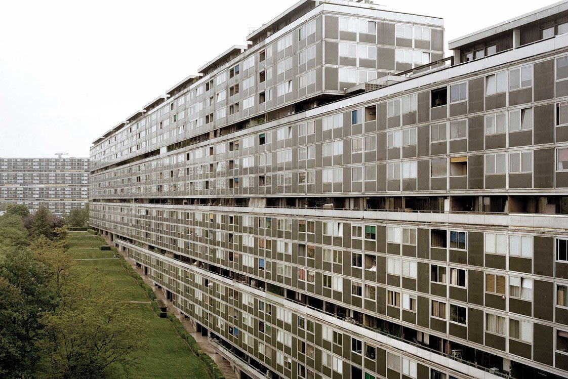 Die Wohnhausanlage Le Lignon im Westen von Genf wurde zwischen 1964 und 1966 von Architekt George Addor errichtet und steht heute unter Denkmalschutz. Jaccaud + Associés hat einen großen Teil davon behutsam saniert.