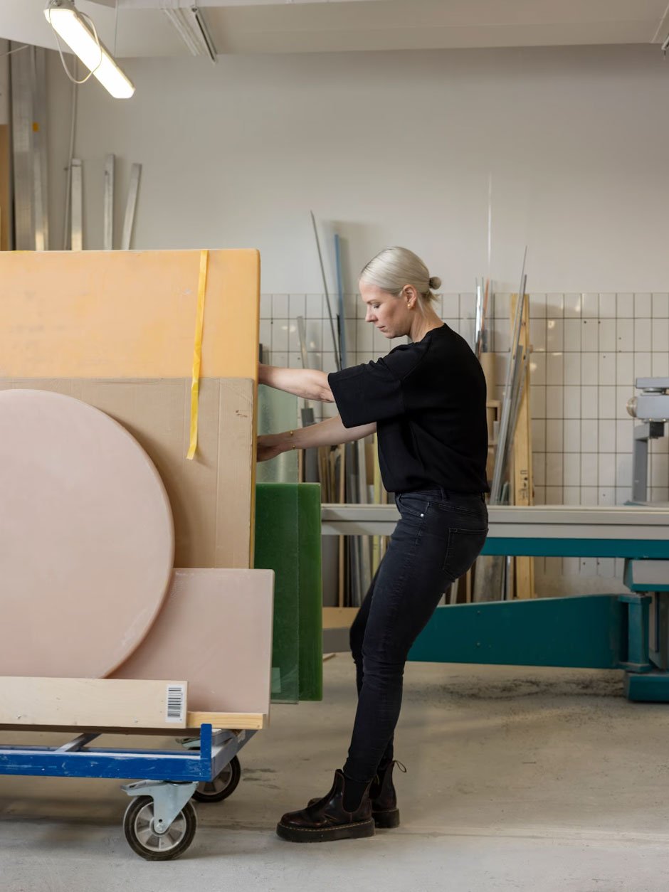 Die Rotterdamer Designerin Sabine Marcelis entwarf Anfang 2023 die »VARMBLIXT« Kollektion für IKEA.