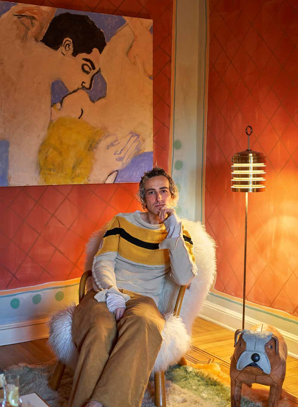 Hausherr Francesco macht es sich im Salon auf einem Lehnsessel von Viggo Boesen und unter einem Gemälde von Betsy Podlach gemütlich. Die Bodenlampe stammt von Hans-Agne Jakobsson.