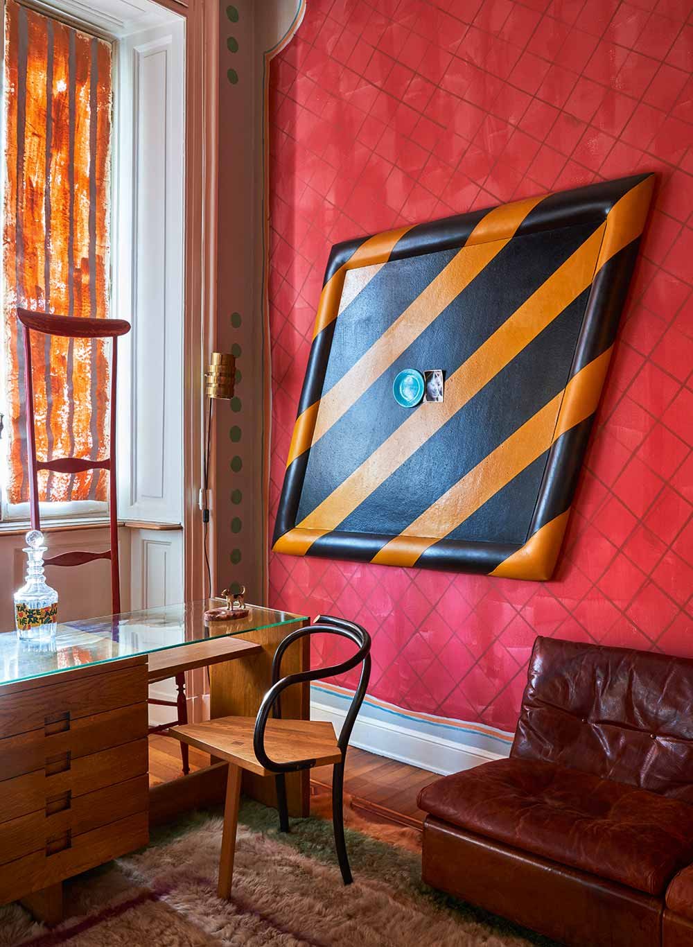 Arbeitsplatz Vor dem Schreibtisch von Gio Ponti steht ein origineller Sessel von Martino Gamper. An der roten Wand prangt eine gelb-schwarze Pinnwand von Nanda Vigo.