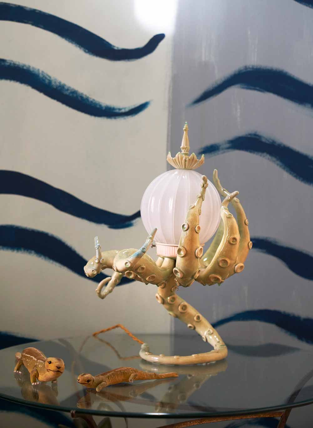 Leuchtkrake Diese exquisite Keramiklampe von Adam Wallacavage verfügt dank ihrer Tentakeloptik über einen hohen Wiedererkennungswert.