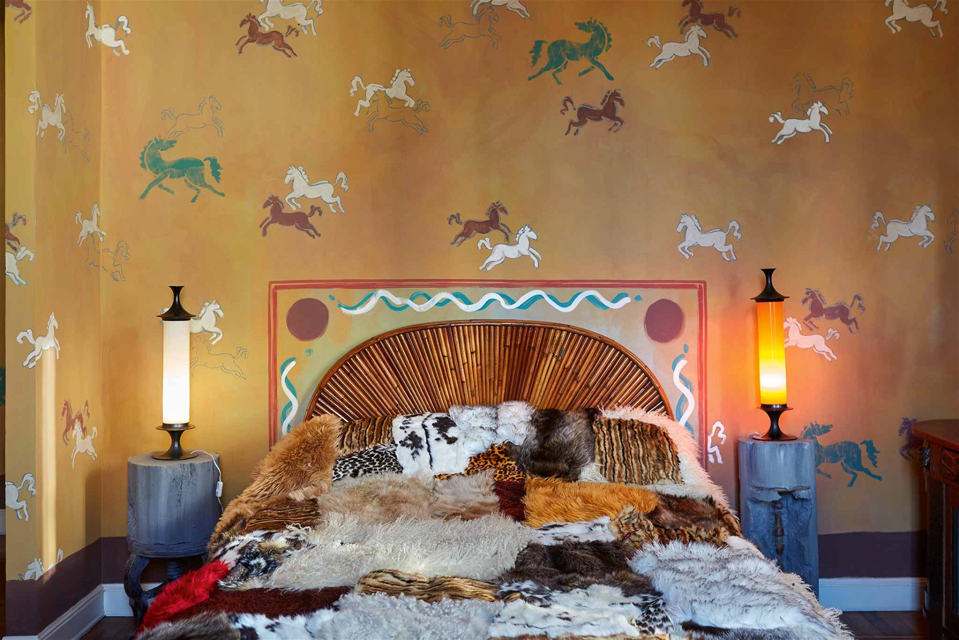 Pferdchen zählen Die Wände des Schlafzimmers sind mit schablonierten Pferdchen verziert. Das Bett hat Gabriella Crespi entworfen. Die Nachttischlampen sind Originalstücke aus den 1960ern.