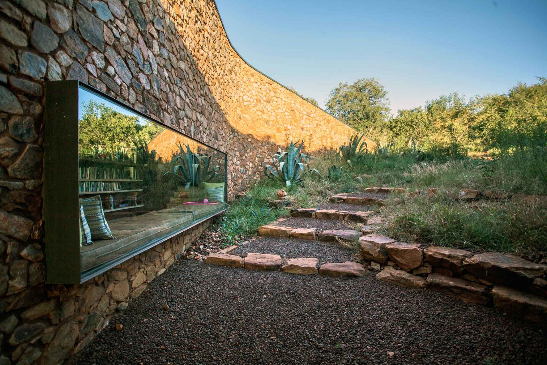 Witklipfontein Eco Lodge, Südafrika: Für diese Lodge in Südafrika wurde der Grasteppich angehoben und das Gebäude darunter hineingeschoben. glh.co.za