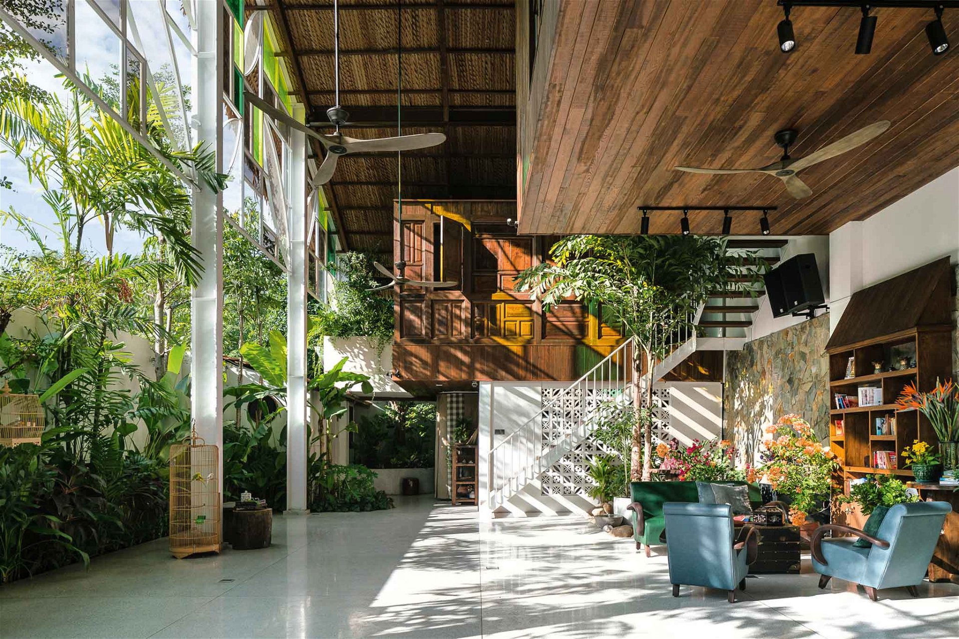 Nest House, Vietnam: Eigentlich ist es kein Haus, sondern eine Mischung aus Gästehaus, Esszimmer und Festhalle. Konzipiert für eine Familie, die oft und gerne Hunderte Gäste einlädt, öffnet sich der luftig hohe Raum weit in den tropischen Garten. 