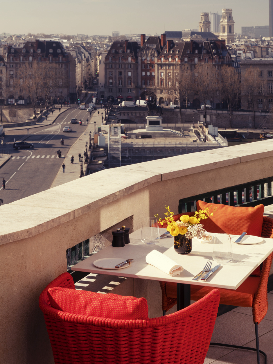 Moderne Inspiration
Peter Marino gestaltete die modern-gestylte Brasserie »Le Tout-Paris« im neuen Luxushotel »Cheval Blanc«. Die fröhliche Farbpalette aus Rot, Orange und Gelb soll an Südfrankreich erinnern. chevalblanc.com