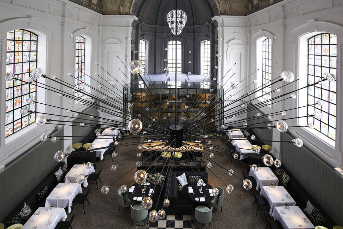 Essen, beten, genießen
Die Halle des »The Jane« in Antwerpen ist heilig. In der ehemaligen Kapelle wurden die Kuppel und der Altar erhalten und die bunten Glasfenster mit modernen Motiven ersetzt. thejaneantwerp.com