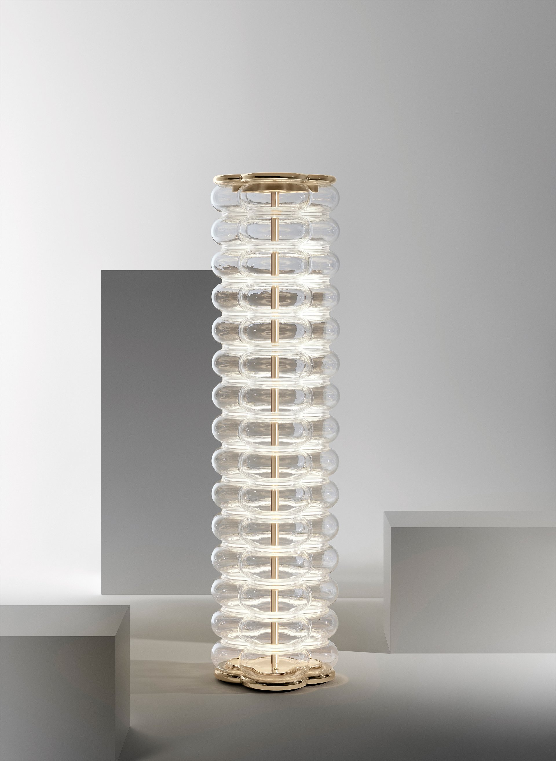 Die »Flower Tower«-Leuchte von Atelier ­Biagetti ist eine brillant erfundene und schimmernd trans­parente Säule aus mundgeblasenem italienischem Glas.