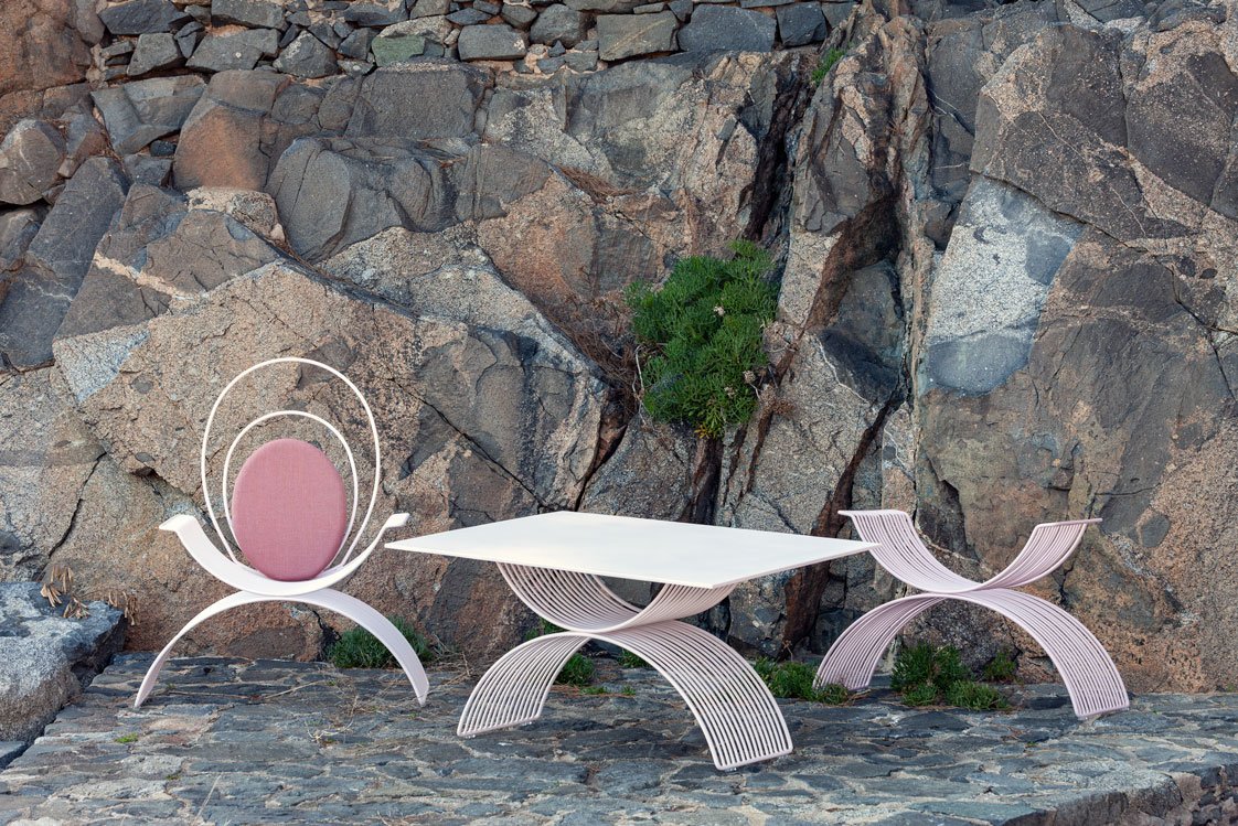 Die italienische Designerin Teresa Sapey hat sich bei ihren zartrosa Outdoormöbeln von antiken Speisesofas inspirieren lassen.