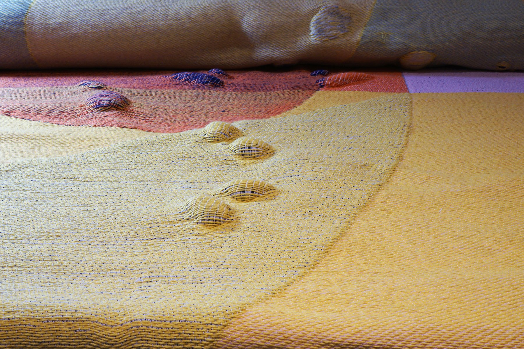 In Zusammenarbeit mit dem TextielMuseum in Tilburg entstand der spielerische Wandteppich »Thankspressure«.