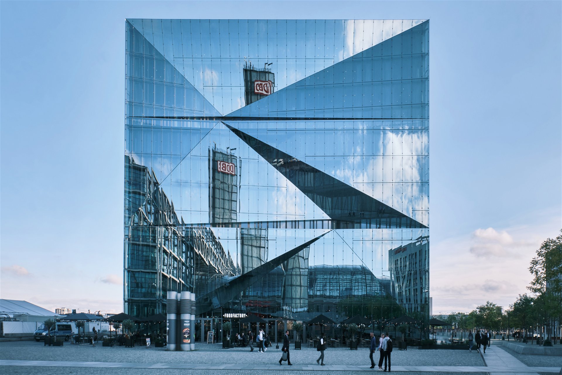 The Cube, Berlin Das von 3XN Kopenhagen entworfene Objekt mit Technologie-Image hatte so viel Symbolkraft, dass es schnell einen Abnehmer fand. Der internationale Investmentmanager Nuveen Real Estate schnappte sich den Würfel 2016 – ein Jahr vor Baubeginn und vier Jahre vor seiner Fertigstellung.
