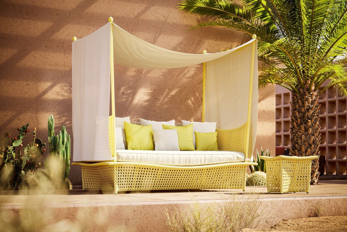 Tagesbetten für draußen liegen wieder im Trend – am besten in sonnigen Farben wie »Citrine«.