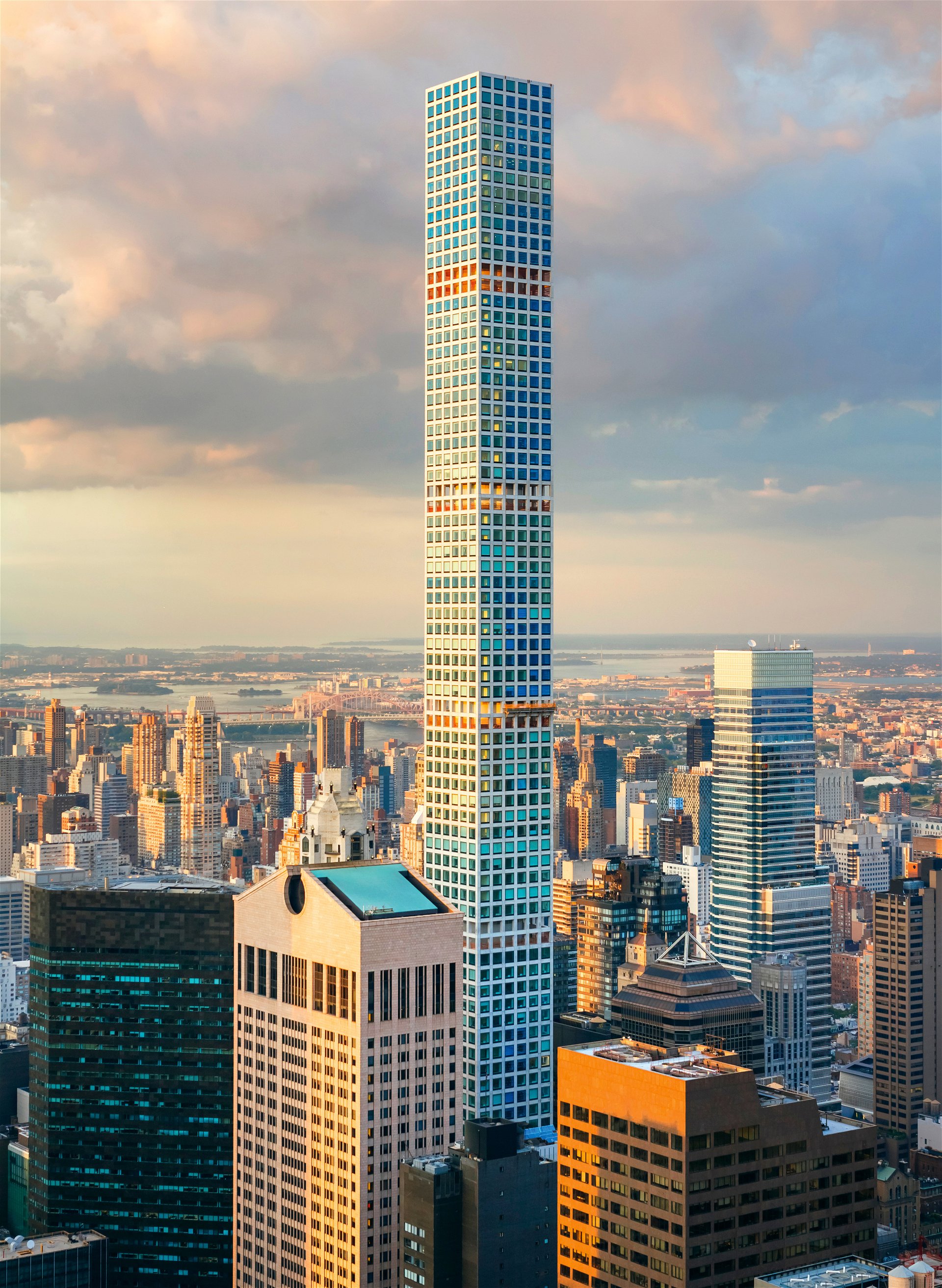 432 Park Avenue, New York 28 mal 28 Meter Grundfläche, dafür 425 Meter hoch – der Verkauf der Wohnungen im höchsten Supertall Skyscraper der westlichen Welt brachte dem Entwickler kolportierte drei Milliarden US-Dollar.