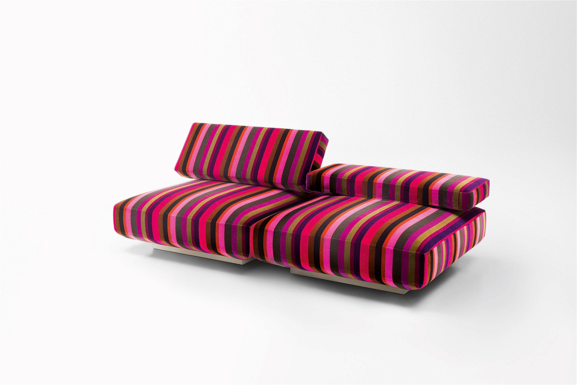 Beschwingt: Die Sitzmöbel aus der Kollektion »Agio« versprühen die Freude an Farben und einem Faible für Streifen.