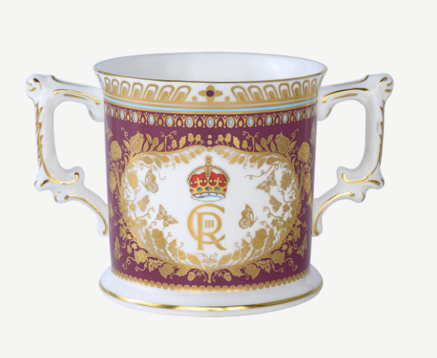 Cup of tea Die limited-editon Krönungstasse wurde extra zu Ehren von König Charles III. gestaltet. Auch Teller und anderes Prozellan sind aus dieser Serie erhältlich. RoyalCrownDerby.co.uk