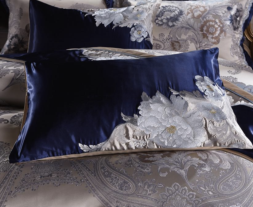 Royal gebettet Bettwäsche in Königsblau mit floralen Ornamenten. Der luxuriöse Bettüberzug aus Ägyptischer Baumwolle und Satin bringt royales Flair nach Hause. Venettodesign.com


