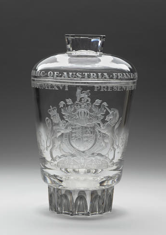 Kristallklar Große, traditionelle Vase von Lobmeyr hergestellt mit Wappen, Krone und Inschrift von Royal Collection Trust