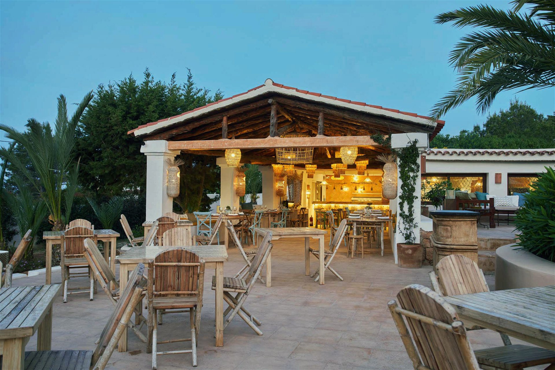 Up and coming: Das »Los Olivos« ist eines von zwei Restaurants des erst kürzlich als Beaumier-Boutiquehotel wieder eröffneten Hotels »Petunia« auf Ibiza. Mit seiner Open-Air-Atmosphäre und dem Blick auf den schicken Pool verspricht es entspannte Nachmittage und Abende bei traditioneller mediterraner Küche. petuniaibiza.com