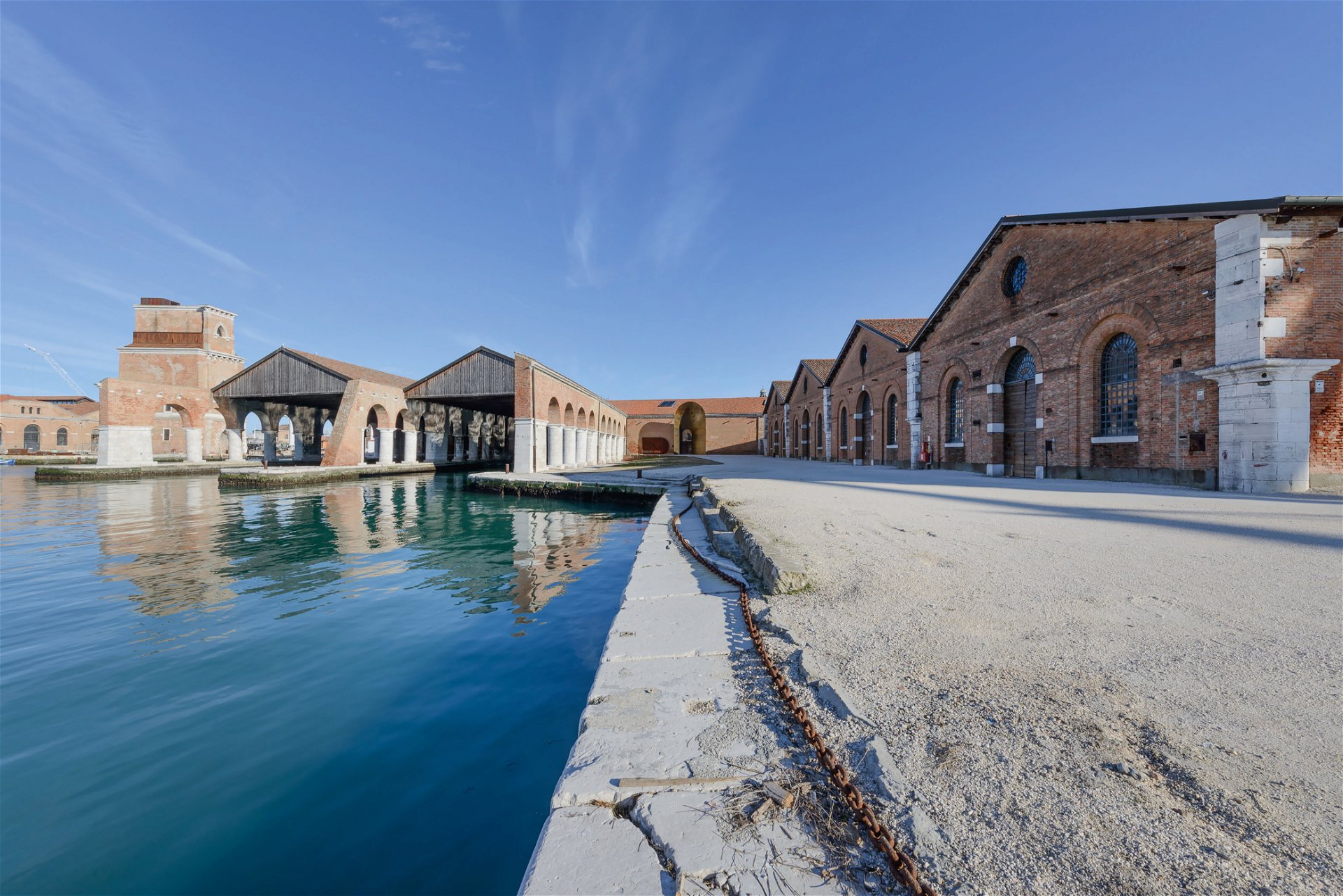 Lebendige Architektur: Die Hallen des Arsenale sind neben den Pavillons in den Gardini Schauplatz der Biennale Architettura.