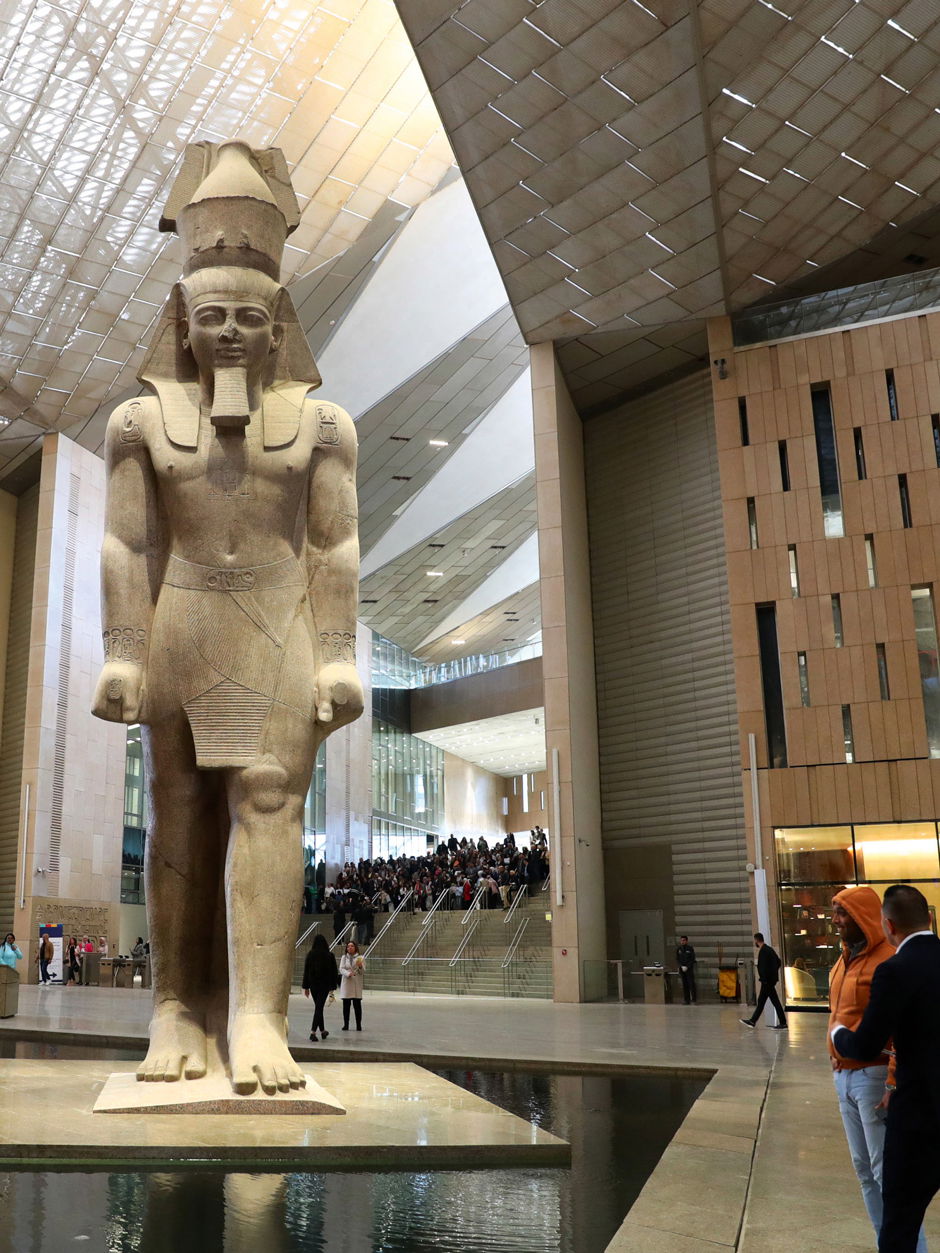 Große Geste Neben der neuen Hauptstadt ist es eines der Prestigeprojekte Ägyptens: das Grand Egyptian Museum in Gizeh. Seit 2003 wird daran geplant, politische Umstände führten immer wieder zur Verzögerung. Jetzt soll es Ende 2023 eröffnen – vermutlich. Aber besichtigen kann man das gigantische Gebäude jetzt schon. visit-gem.com