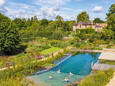 ein-schwimmteich-sieht-nicht-nur-im-sommer-gut-aus