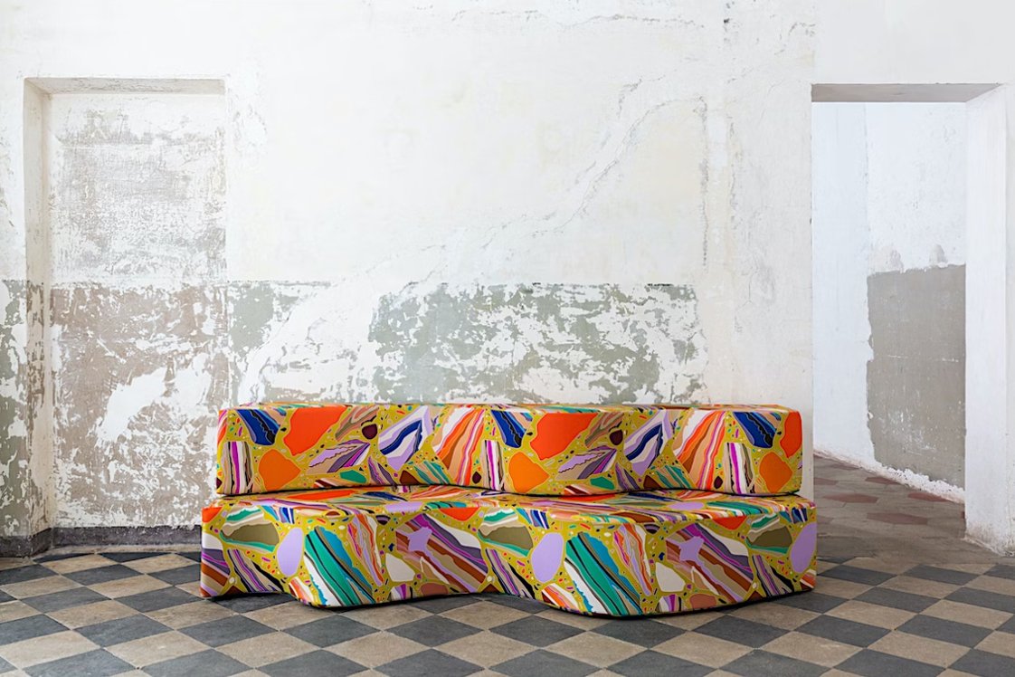 Regenbogen-Terrazzo Der Klassiker »Superonda« von Poltronova gilt als erstes Sofa ohne konventionellen Rahmen und wird aus einem Polyurethan Block geschnitten. design-bestseller.de