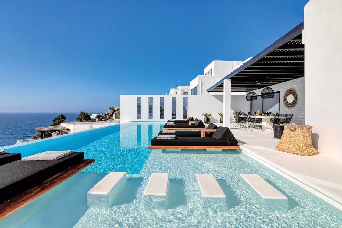 »Villa Majesty«, Mykonos, Griechenland Harmonisch eingebettet in Agios Lazaros, ist die Villa mit fünf Schlafzimmern eine Luxusidylle für eine Gruppe von Freunden oder eine große Familie. Richtig chillig ist der große Pool samt Essbereich mit Panoramablick bis zu den Inseln Paros und Naxos. Ein privater Weg führt in nur drei Minuten zum berühmten Psarou Beach. Für 10 Personen, ab € 1.150/Tag.   awayfromitall.de
