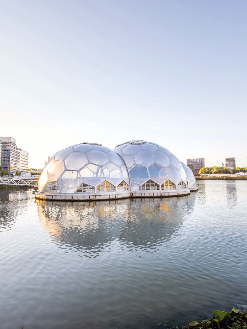 »Pavilion« in Rotterdam, Niederlande Der schwimmende Pavillon wurde von Deltasync und Public Domain Architects als »Showcase« für die Stadt Rotterdam entwickelt. Er zeigt eine Ausstellung zum Thema »Anpassung an den Klimawandel« und wird auch für Events genutzt.