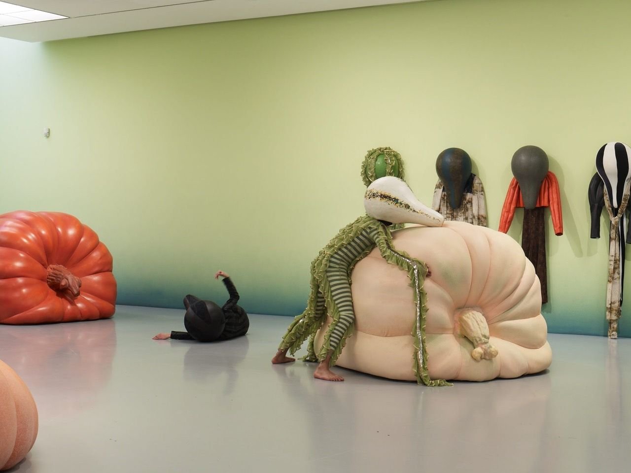Die Installation »mash up« von Anthea Hamilton wird in der Galerie Gianni Manhattan gezeigt. Die Schau wurde von Giulia Civardi kuratiert.