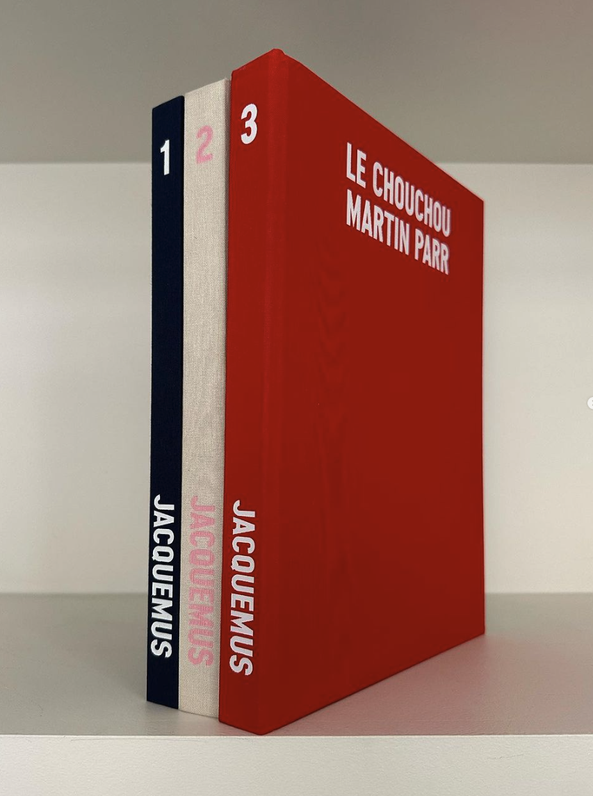 Drei Bücher publizierte der Franzose mittlerweile. Die Farben des Trios ergeben die franzöisische Flagge.