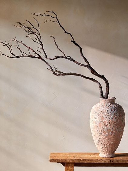 Deko-DIY: Äste & Zweige in schöne Vasen stellen.
