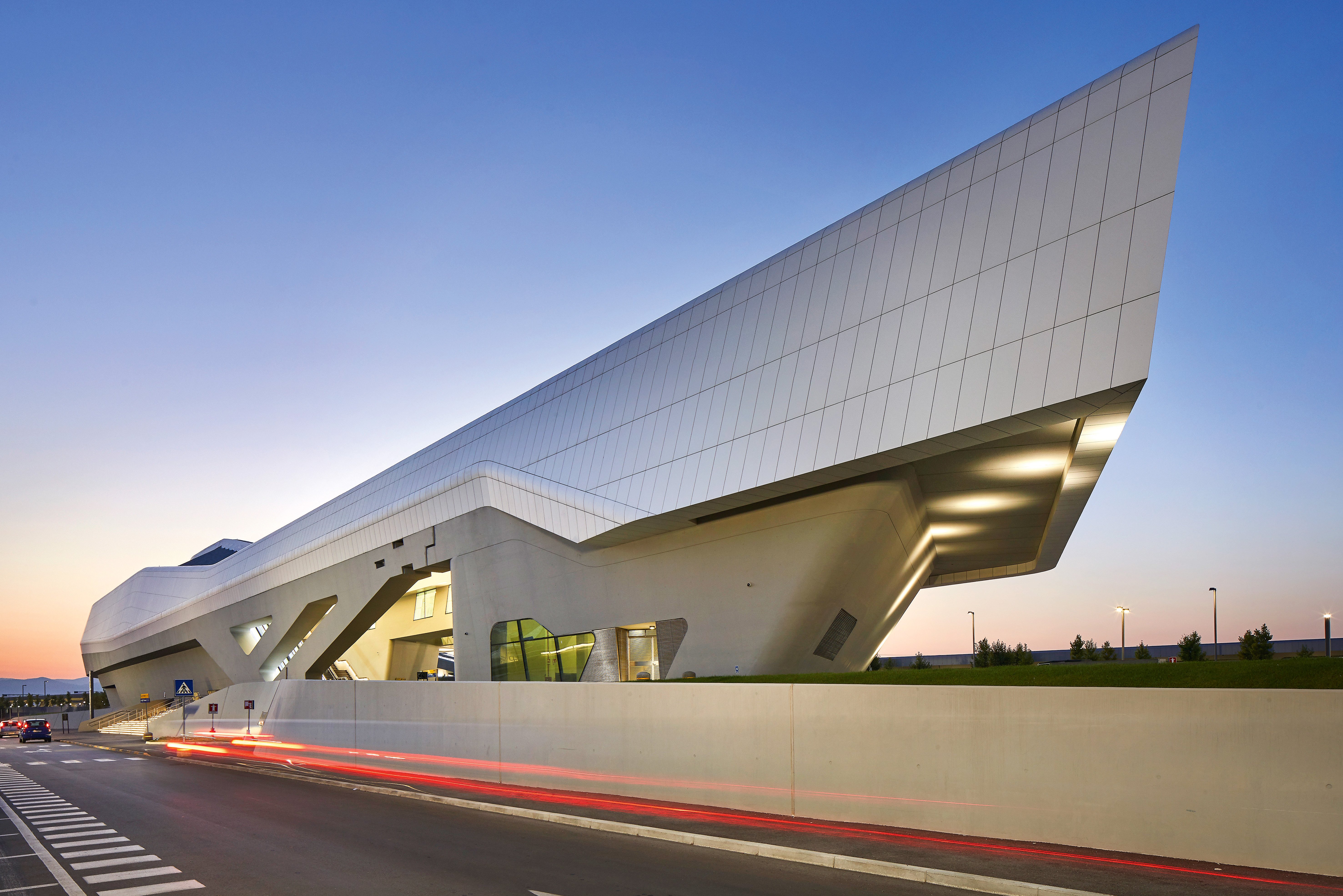 Napoli-Afragola, Italien Selbst fünf Jahre nach Fertigstellung ist der Hochgeschwindigkeitsbahnhof in Neapel immer noch eines der radikalsten und »schnellsten« Gebäude der Welt. Die Formensprache stammt unverkennbar von ZHA Zaha Hadid Architects.