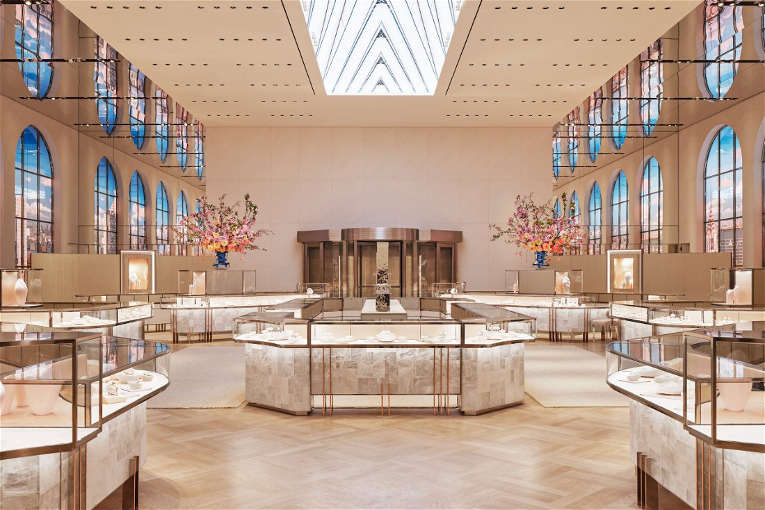 »Tiffany« – The Landmark: Star-Designer Peter Marino führt in »The Landmark« Kunst von Größen wie Jeff Koons oder Julian Schnabel und Schmuck in eleganter Weise zueinander.