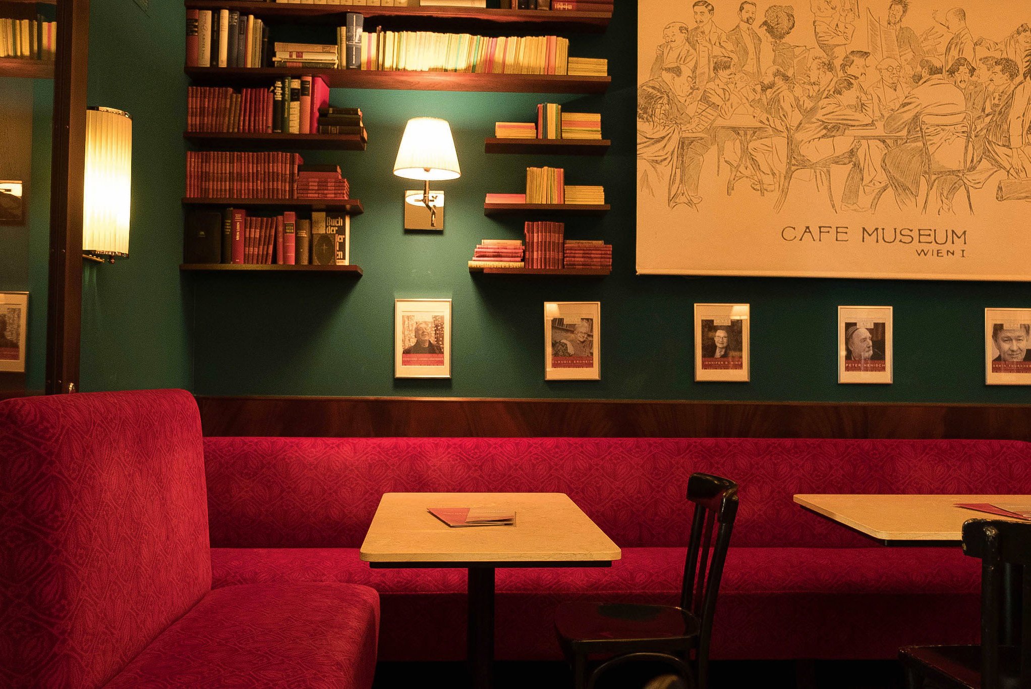 »Café Museum«, Wien-Innere Stadt 1899 gegründet, erfuhr das Kaffeehaus in den letzten 20 Jahren mehrere Wandel. Am Ende siegten wieder die ursprünglichen roten Sitzlogen, die für Wohnzimmerambiente sorgen.  