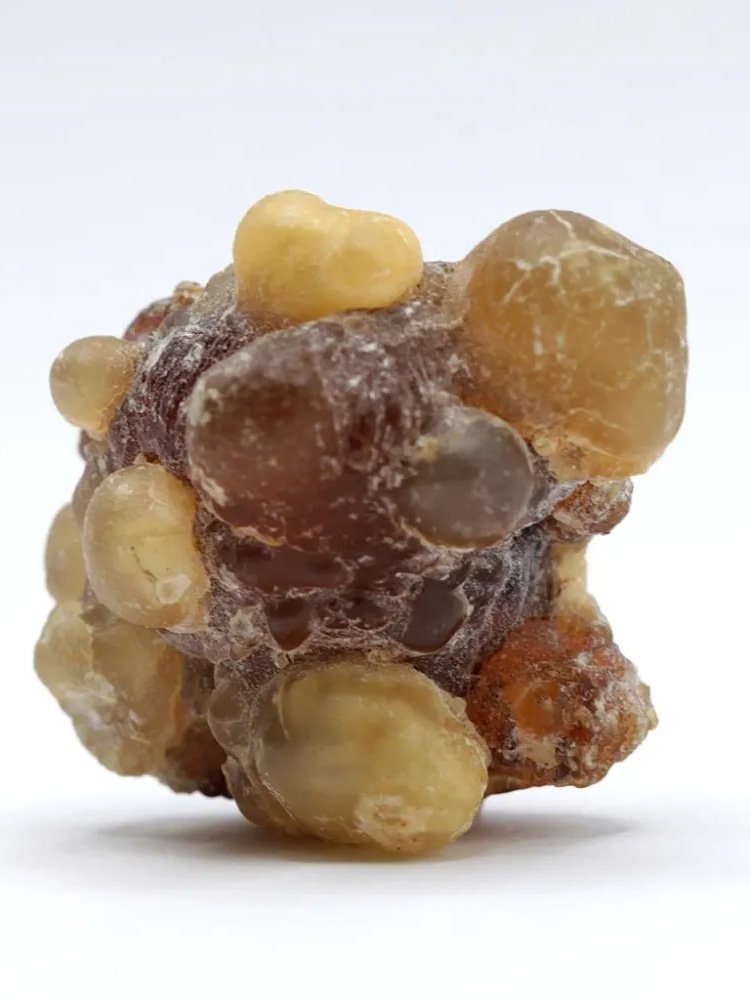 Die Perlen des amberfarbenen Weihrauchs sind größer und grober.