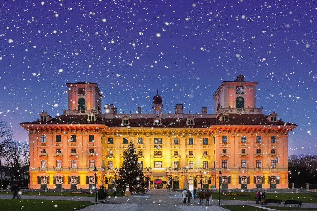 Festlich geschmückt sieht das Schloss Esterházy zum Adventsmarkt aus wie ein Märchenschloss.