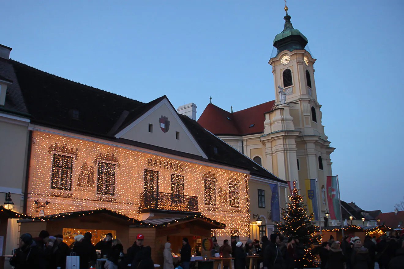 In historischer Kulisse findet der Laxenburger Christkindlmarkt auf dem Schlossplatz statt.