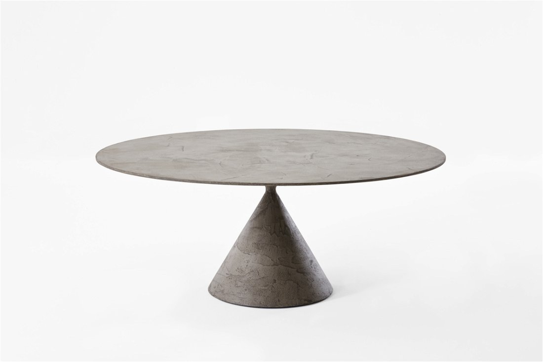 Schwebekünstler Beim Tisch »Clay« bilden zwei unterschiedlich große Kegel, die aufeinander balancieren, eine harmonische Einheit.