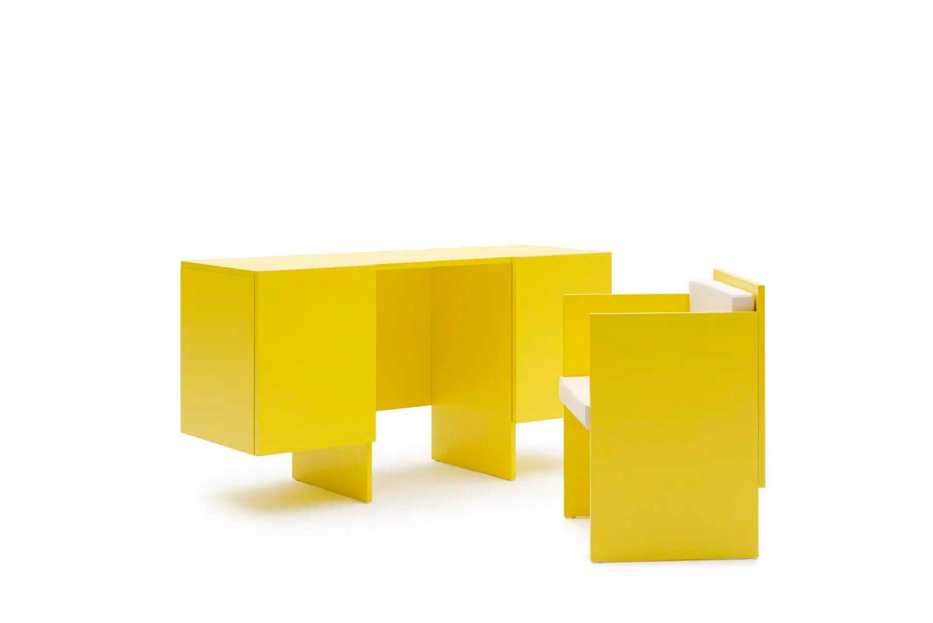 Mellow Yellow: Der mittlere Teil des »Home Work« lässt sich ausziehen, fungiert dadurch als Stuhl und macht das Sideboard zum Schreibtisch.