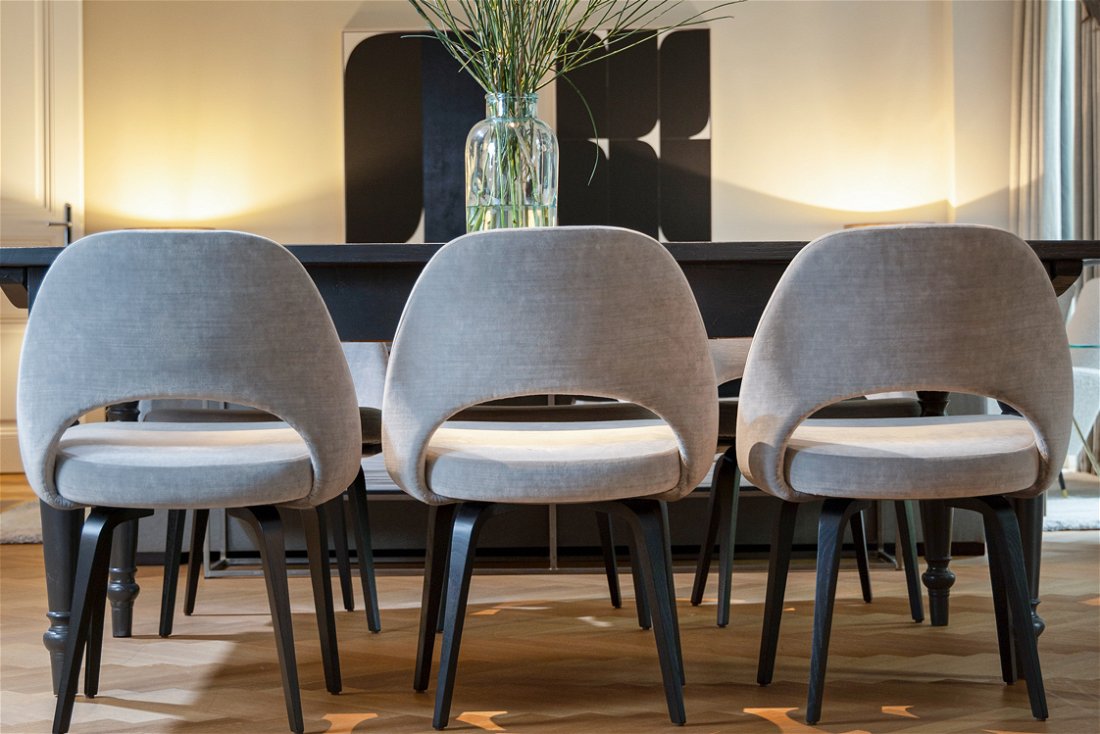 Der Esszimmertisch begleitet Hack schon seit Studienzeiten. »Darauf 
wurden schon unzählige Grundrisse 
gezeichnet«, erzählt Hack. Die Stühle 
sind »Saarinen Chairs« von Knoll.
