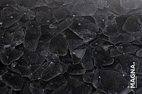 »Pearl Black« besteht aus Fehlproduktionen von grauem Flachglas.
