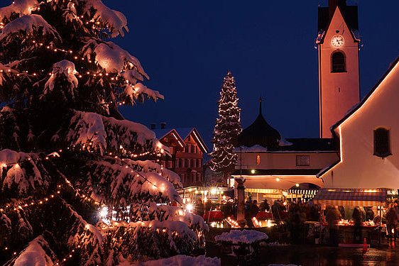 Der Weihnachtsmarkt auf dem 260 Jahre alten Dorfplatz in Schwarzenberg.
